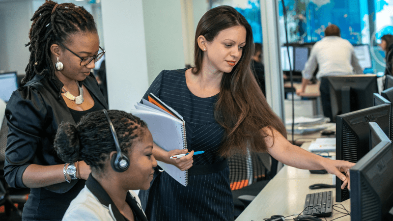 컴퓨터를 보고 있는 직원들